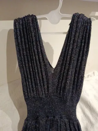 Vestido negro plisado con brillo