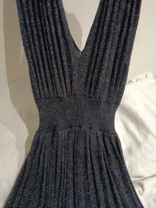 Vestido negro plisado con brillo