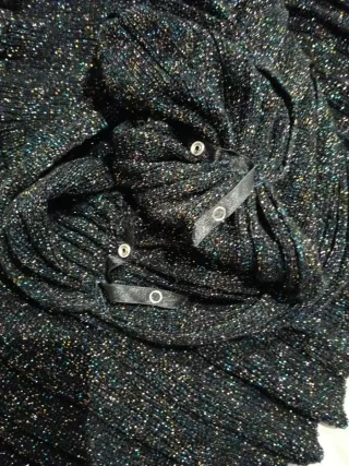 Vestido negro plisado con brillo