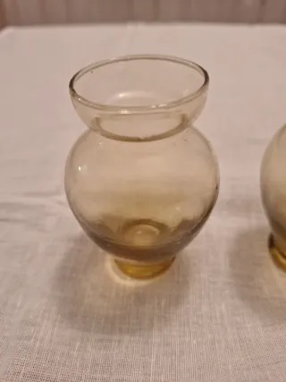 Piccoli vasi in vetro ambrato