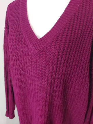 Jersey morado cuello pico tipo oversize