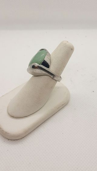 Anello con giada verde e argento