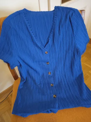Blusa azul con botones