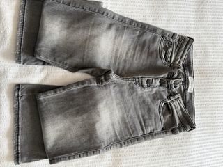 Pantalones vaqueros grises y rosas