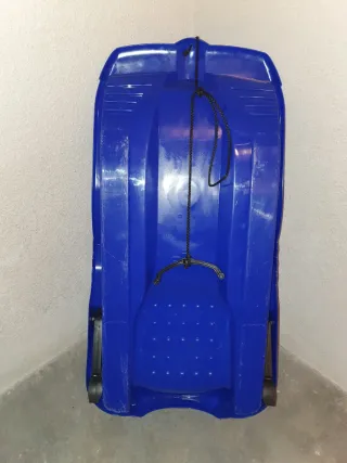 Trineo azul para nieve