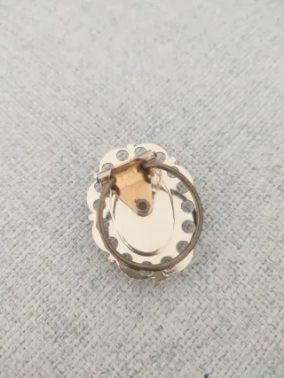 Clip bufanda con piedra y detalles dorados