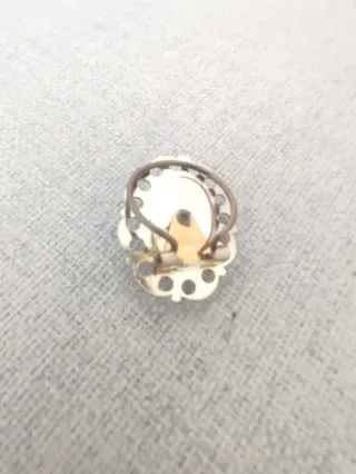 Clip bufanda con piedra y detalles dorados