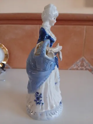 Figura de porcelana Victoriana.  calidad. 21 cm