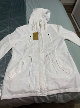 Cortavientos blanco con capucha