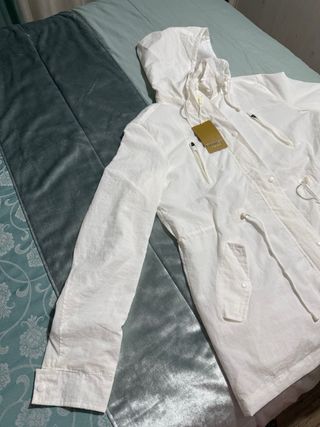 Cortavientos blanco con capucha