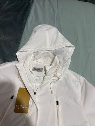 Cortavientos blanco con capucha