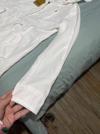 Cortavientos blanco con capucha