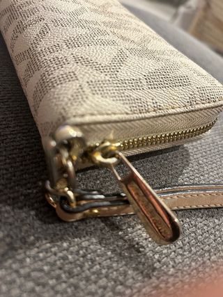 Cartera Michael Kors blanca y dorada original