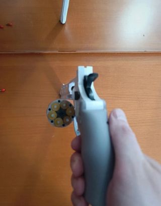 Revolver de Brinquedo com Munições e cápsulas