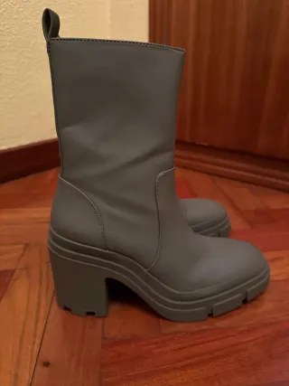 Stivali da donna grigi con piattaforma