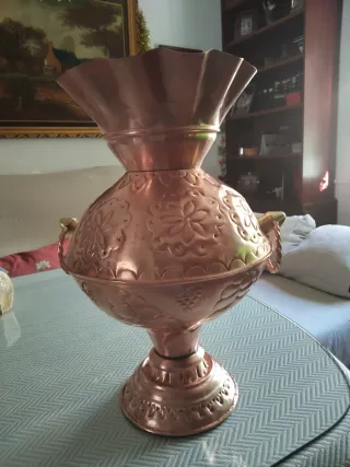 Jarrón de cobre con asas y relieve