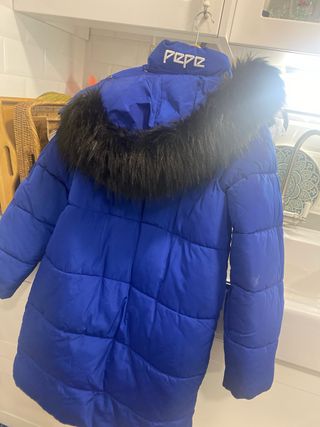 Plumas azul con capucha y pelo