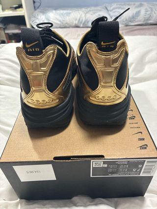 Zapatillas Nike Air Max SNDR SE Negro/Dorado