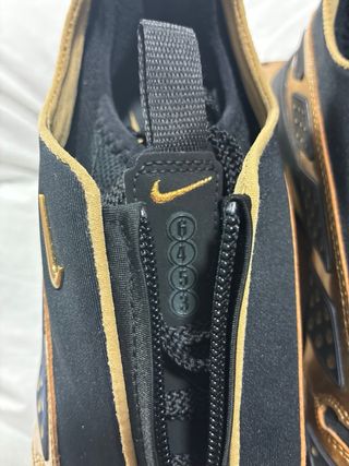 Zapatillas Nike Air Max SNDR SE Negro/Dorado