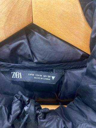 Chaleco acolchado Zara negro con capucha