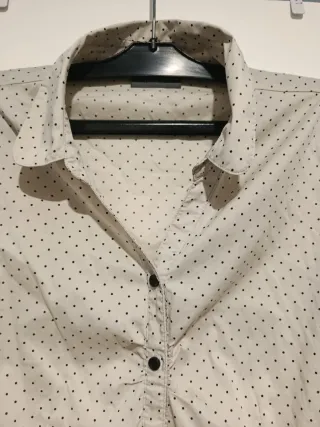 Blusa beige con puntos negros