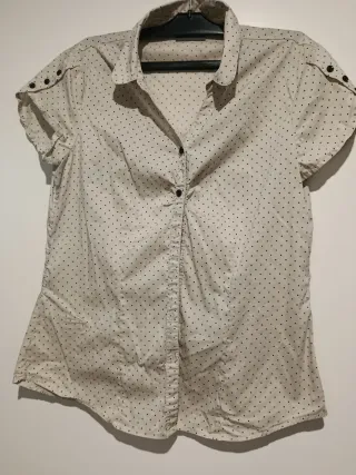Blusa beige con puntos negros