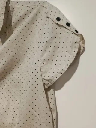 Blusa beige con puntos negros