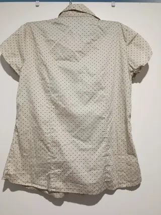 Blusa beige con puntos negros