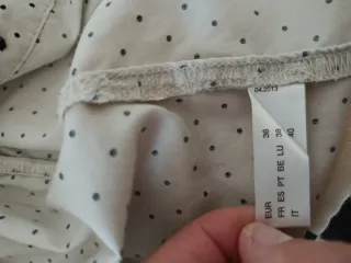 Blusa beige con puntos negros