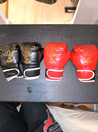 Guantes de Boxeo Negros y Rojos