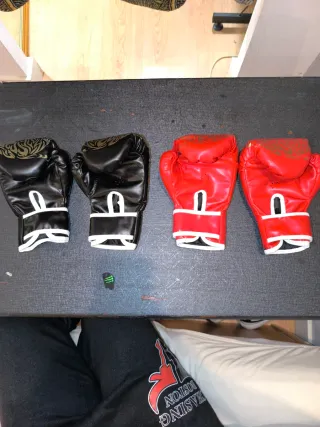 Guantes de Boxeo Negros y Rojos