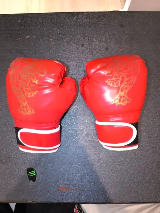 Guantes de Boxeo Negros y Rojos