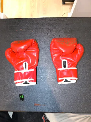 Guantes de Boxeo Negros y Rojos