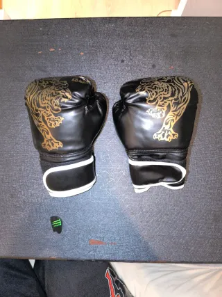 Guantes de Boxeo Negros y Rojos