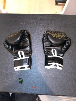 Guantes de Boxeo Negros y Rojos