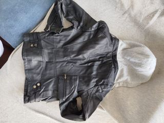 Chaqueta Negra con Capucha Gris