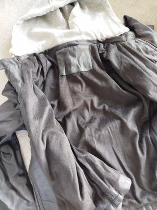 Chaqueta Negra con Capucha Gris
