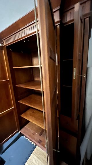 Armario de madera marrón