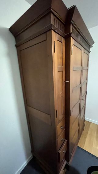 Armario de madera marrón