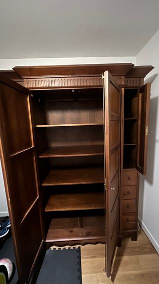 Armario de madera marrón