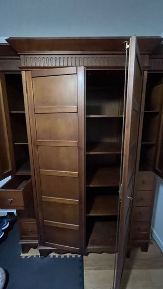 Armario de madera marrón