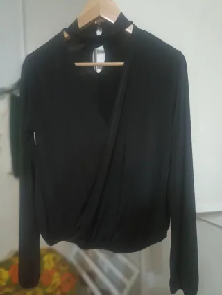 Blusa Bershka negra manga larga