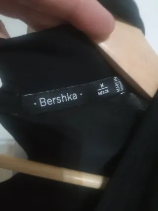 Blusa Bershka negra manga larga