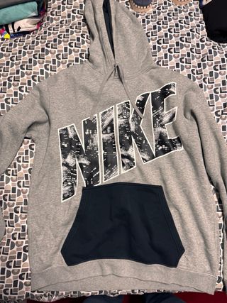 Felpa Nike grigia con logo nero