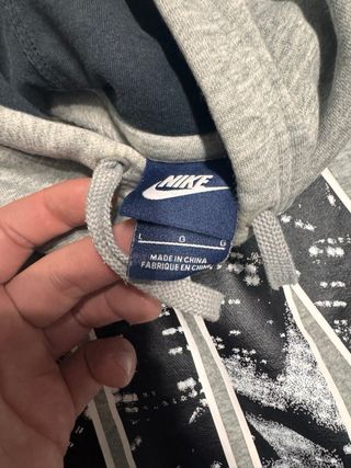 Felpa Nike grigia con logo nero