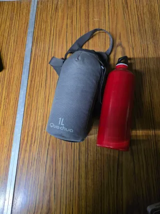 Botella de agua Quechua 1L y termo rojo