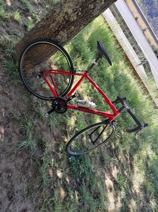 Bicicleta de carretera Specialized roja