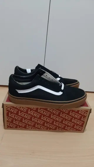 Zapatillas Vans Old Skool Negras Suela Marrón