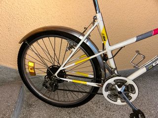 Bicicleta BH blanca y amarilla