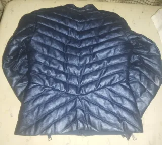 Cazadora Guess Azul Marino.